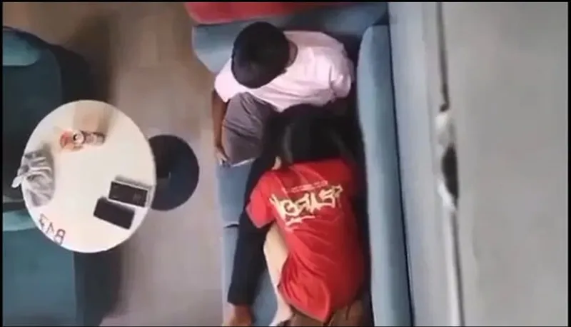 Quay lén cô bạn gái bú bú cho em người yêu nơi công cộng
