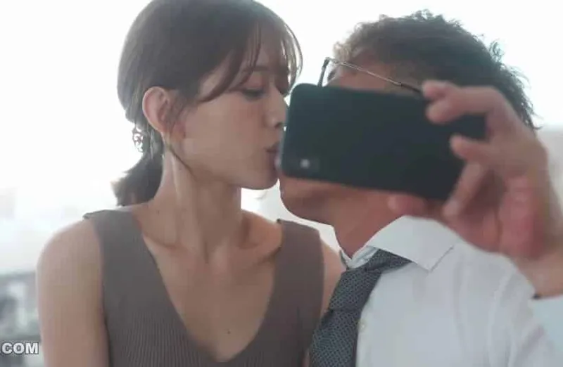 Thấy vợ yêu hơi lạ, người chồng xem điện thoại cô vợ và thấy cảnh trả bài với tiền bối của mình